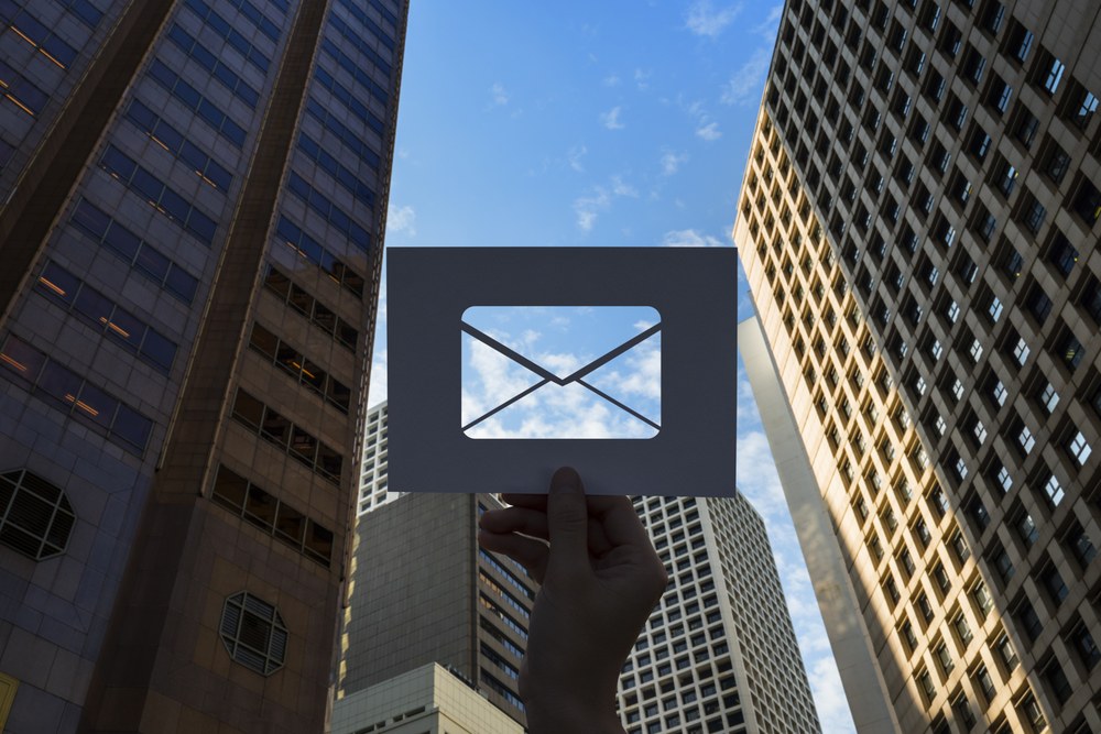 Icona de correu sobre cel blau